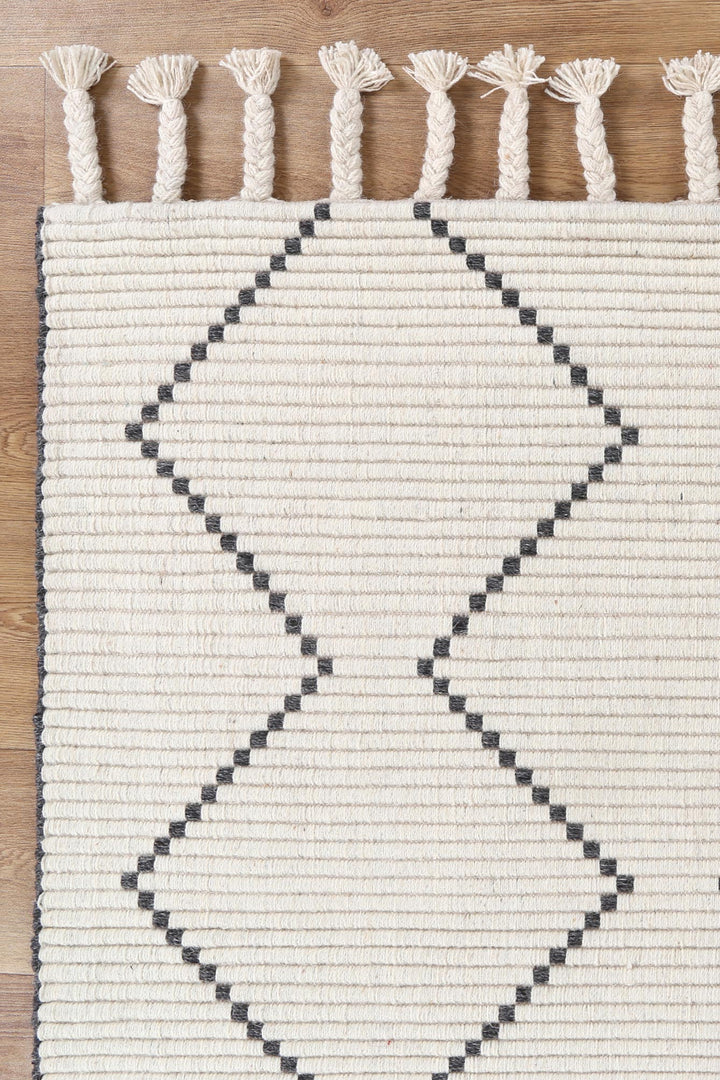 Petrus Diamond Tassel Cream Rug
