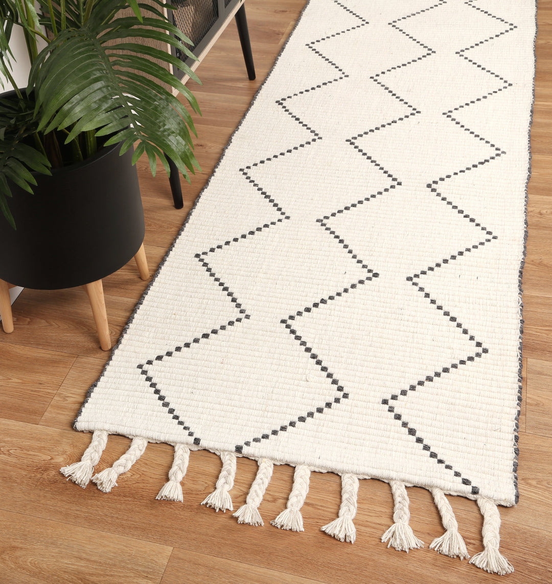 Petrus Diamond Tassel Cream Rug