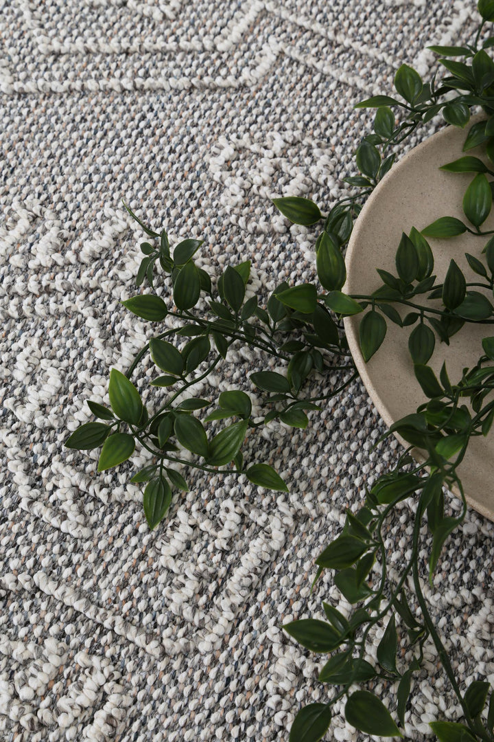 Yumi Nori Grey Tribal Flatweave Rug