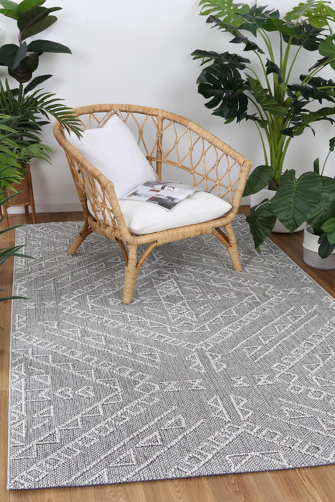 Yumi Kaua Ash Tribal Flatweave Rug