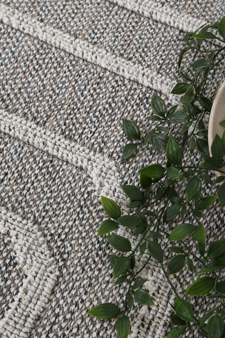 Yumi Devesi Grey Geometric Flatweave Rug