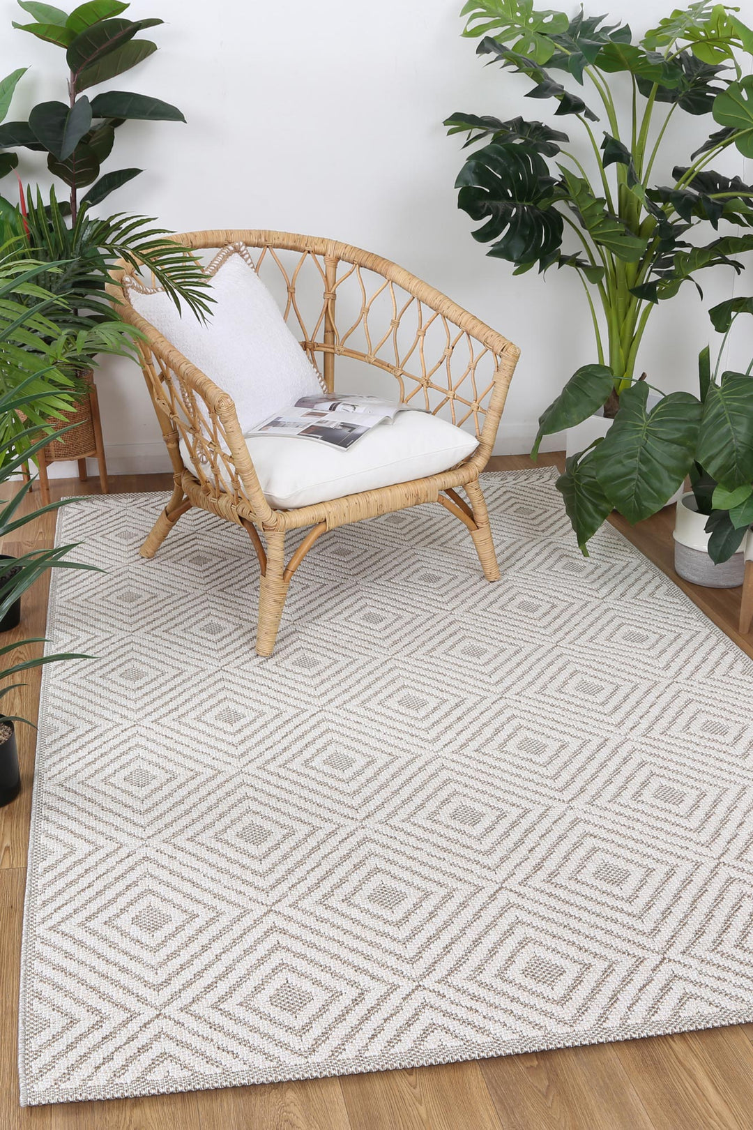 Yumi Wickham Beige Geometric Flatweave Rug
