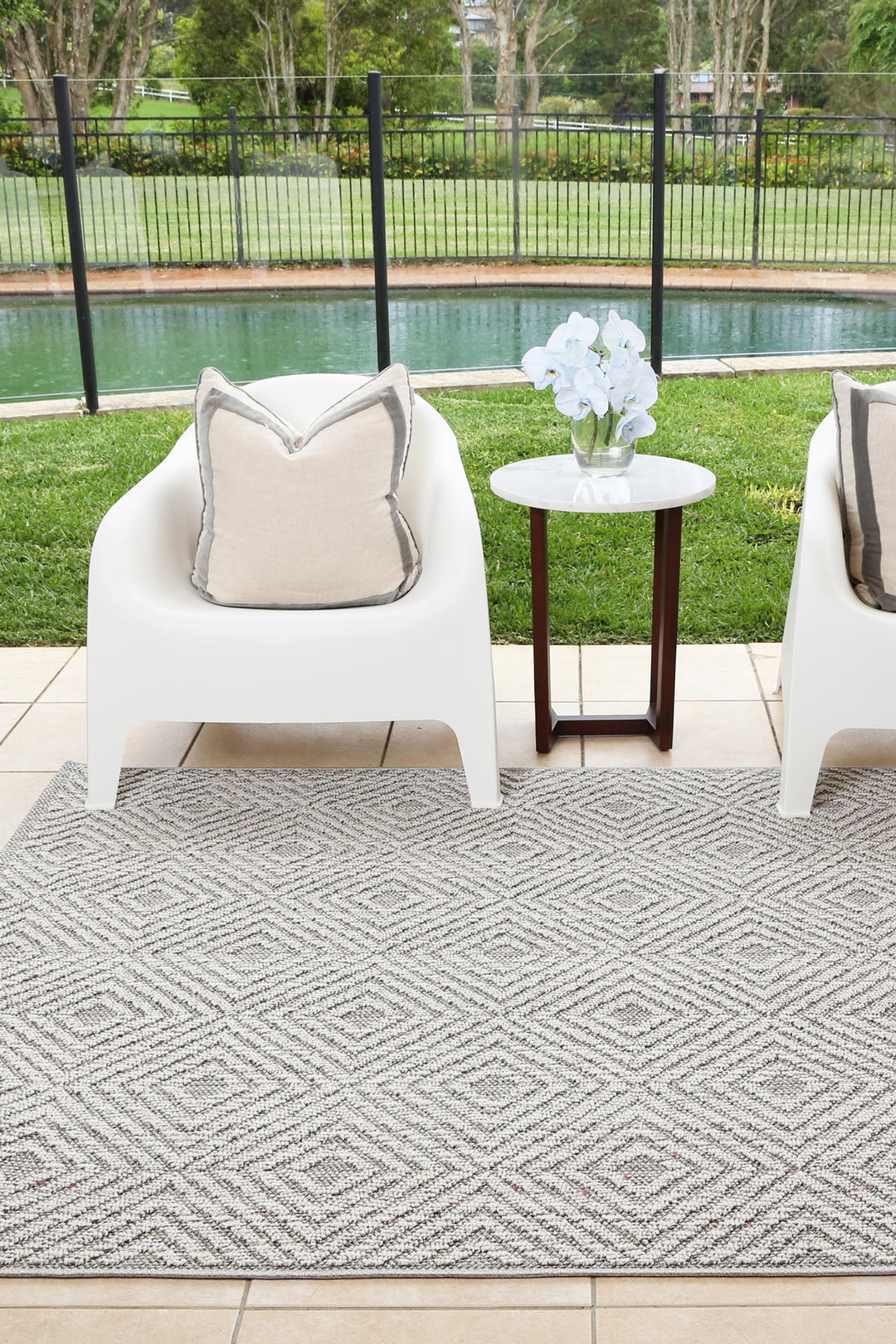Yumi Walasi Ash Geometric Flatweave Rug